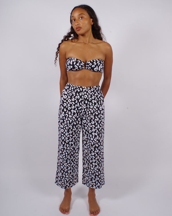 ATHENS - Black Leopard. These are a pair of high-waisted trousers featuring a comfortable thick elastic waistband for easy everyday wear. The loose fit provides comfortability and easy wear, skimming the natural shape of the body with a slightly cropped leg.