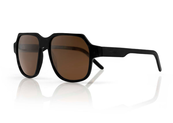 DAKOTA - Black with Brown Lens. A modern interpretation of the retro aviator frame. Reimagined into a lightweight, small to medium sized style, suitable for smaller faces shapes with its compact dimensions. Carl Zeiss CR39 brown lenses with an anti-scratch coating 100% UVA/UVB protection.