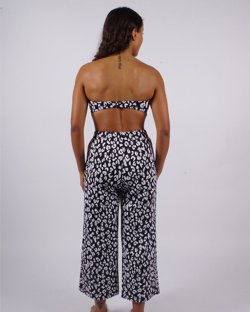 ATHENS - Black Leopard. These are a pair of high-waisted trousers featuring a comfortable thick elastic waistband for easy everyday wear. The loose fit provides comfortability and easy wear, skimming the natural shape of the body with a slightly cropped leg.