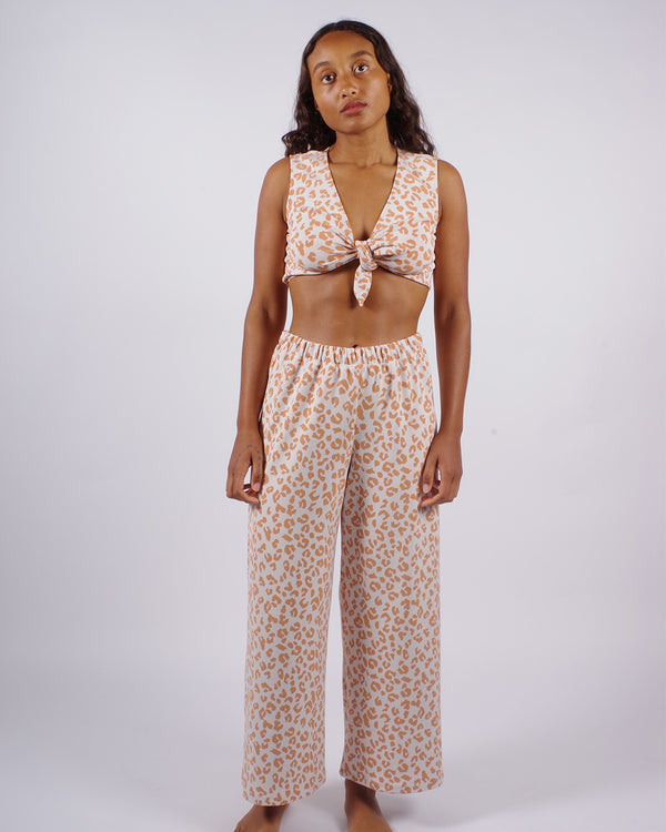 ATHENS - Caramel Leopard. These are a pair of high-waisted trousers featuring a comfortable thick elastic waistband for easy everyday wear. The loose fit provides comfortability and easy wear, skimming the natural shape of the body with a slightly cropped leg.