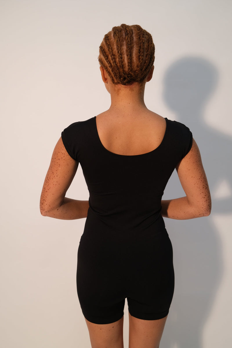 Model wears EUPHORIC unitard - Black - PRISM² - Curvy women playsuit - Yoga unitard -  Workout unitard